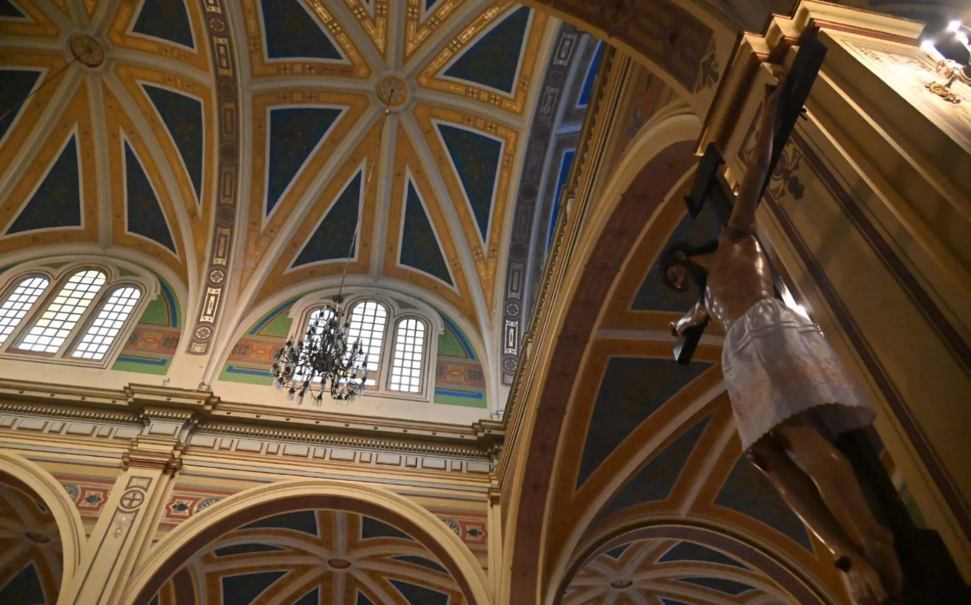 Humedad va acabando con pinturas antiguas de catedral de Tampico 